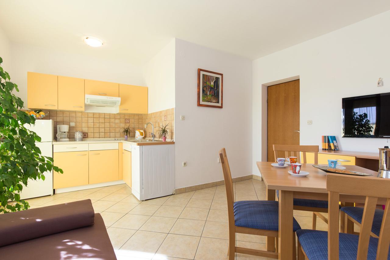 Apartment Julijana Krk Town Luaran gambar